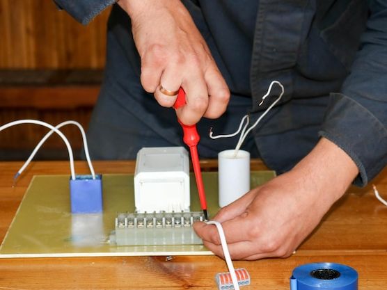 Poradnik tworzenia angażujących materiałów wideo online: od scenariusza do publikacji